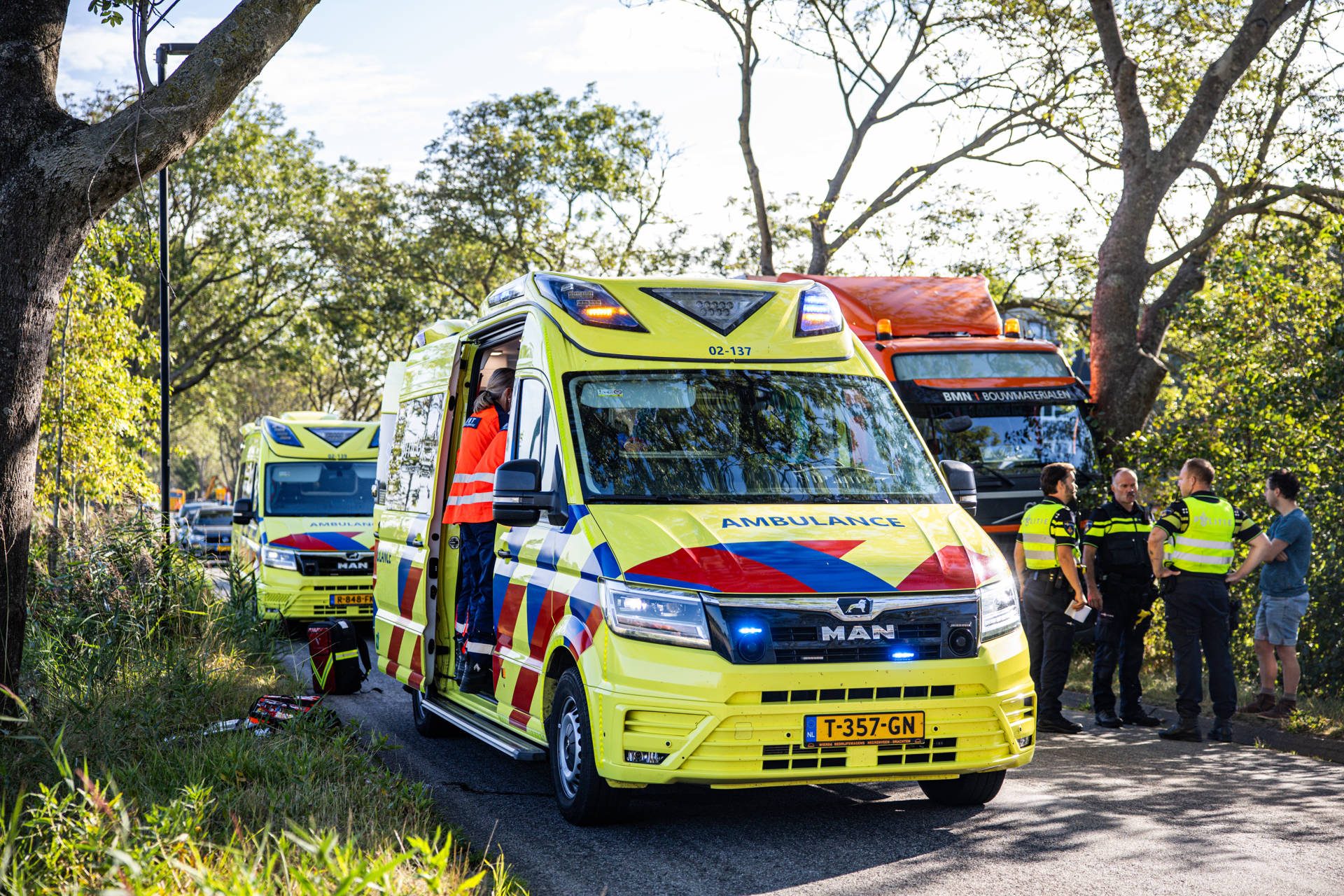 Vrachtwagen ramt boom, bestuurder ernstig gewond en met spoed afgevoerd
