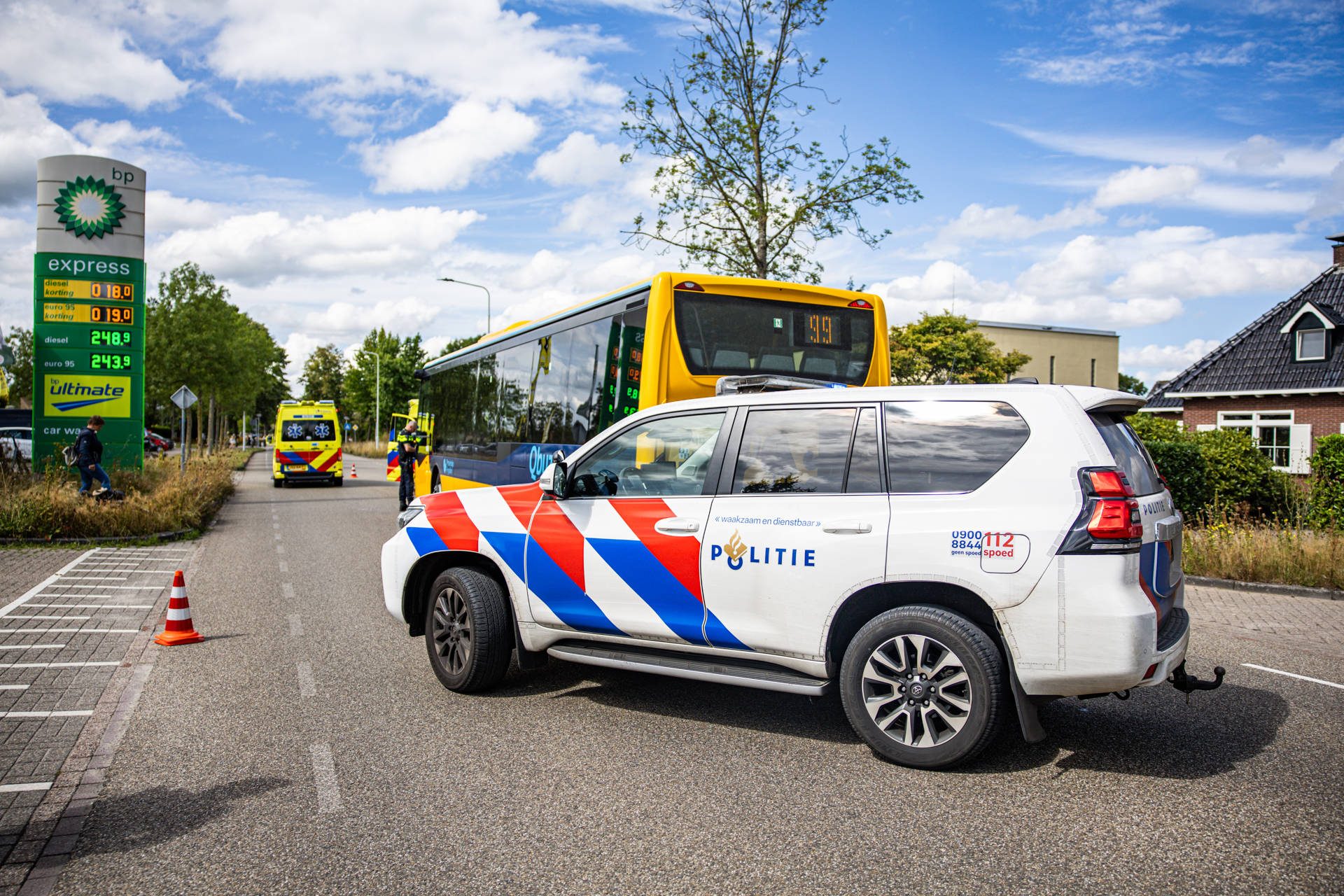 Traumahelikopter ingezet na botsing tussen bus en fietser