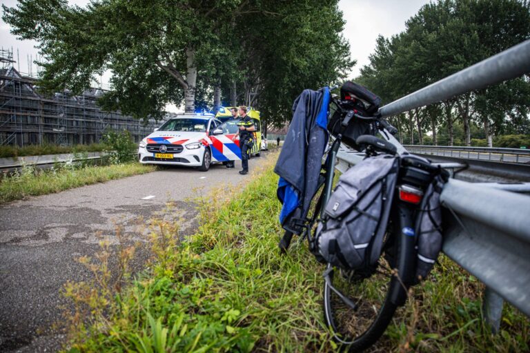 Fietser belandt te water en wordt met spoed naar ziekenhuis gebracht