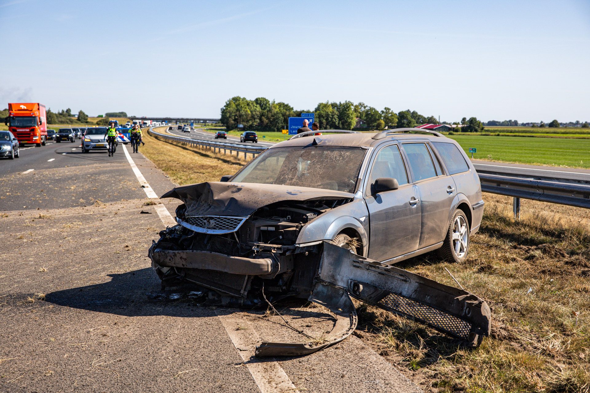 Auto ramt vangrail op snelweg, twee rijstroken afgesloten