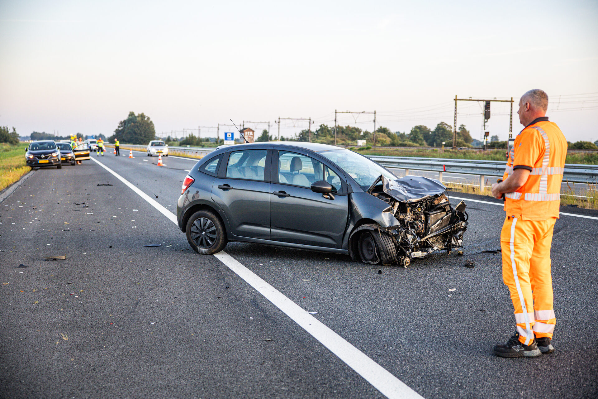 Auto fors beschadigd na botsing met vrachtwagen