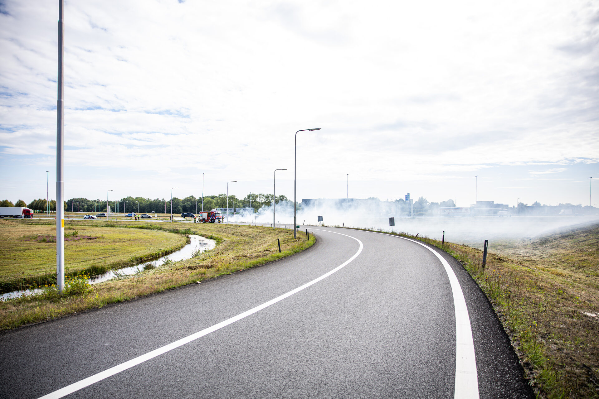 Bermbrand langs snelweg, lus tijdelijk afgesloten