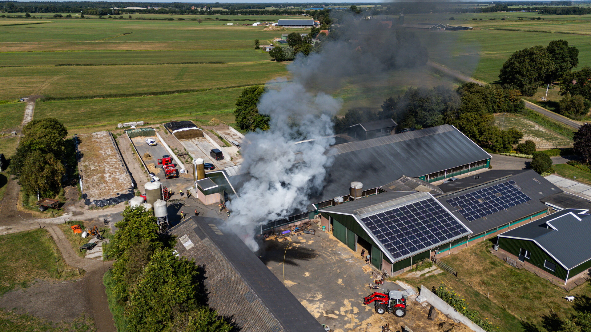 Veevoermengwagen volledig in brand bij boerderij