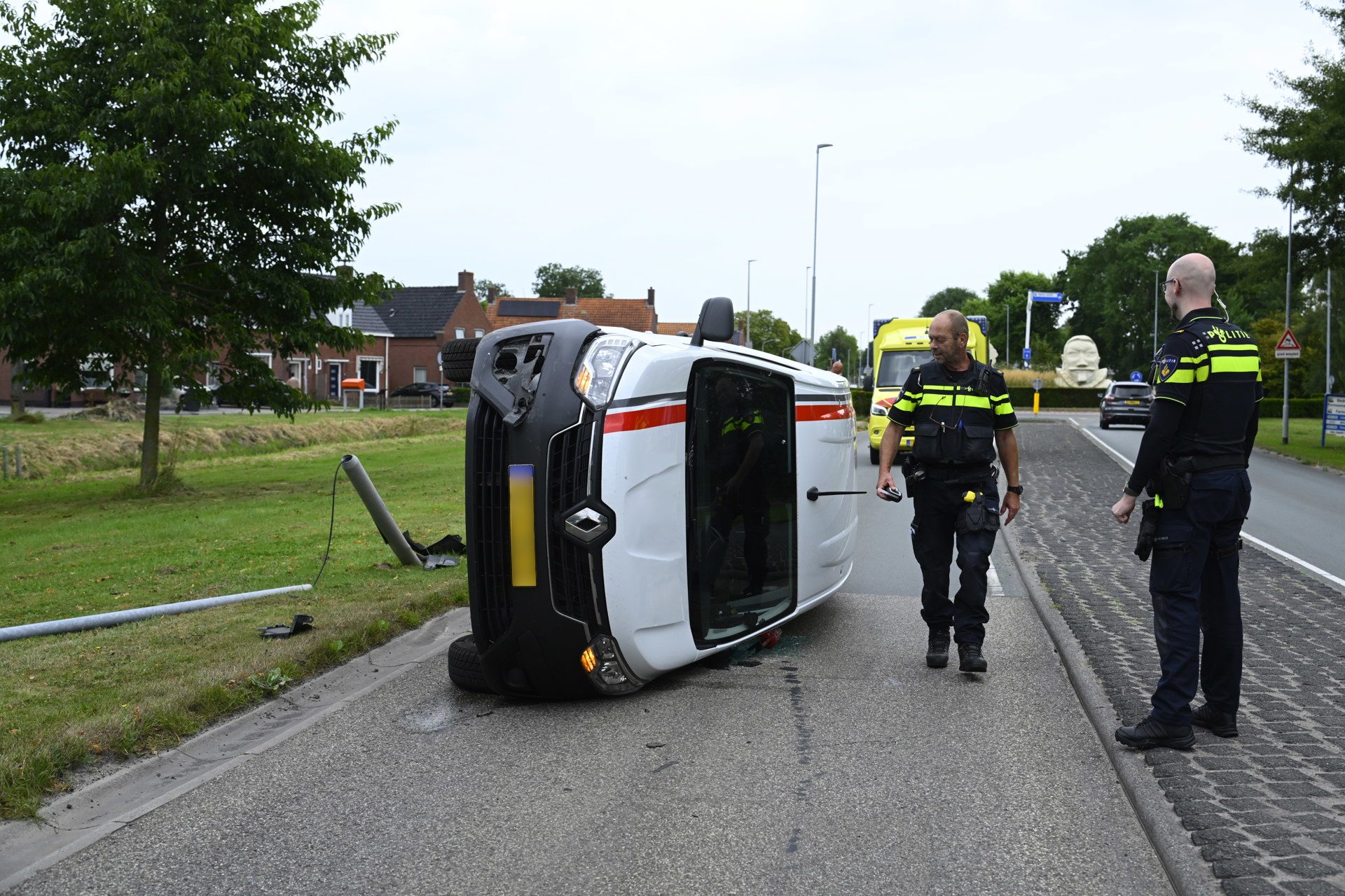 Auto belandt op zijkant na botsing met lantaarnpaal