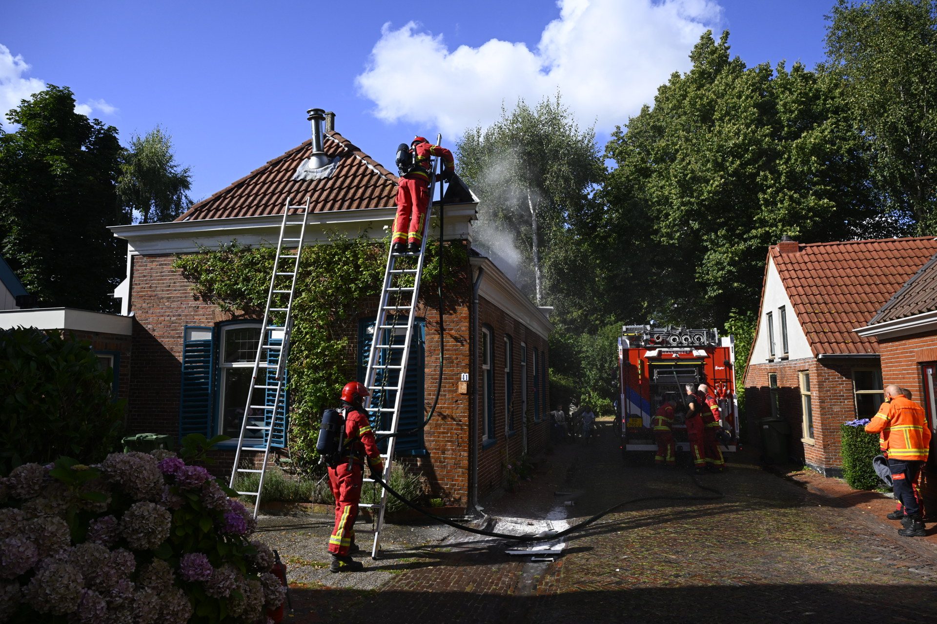 Buurman voorkomt erger bij brand op dak
