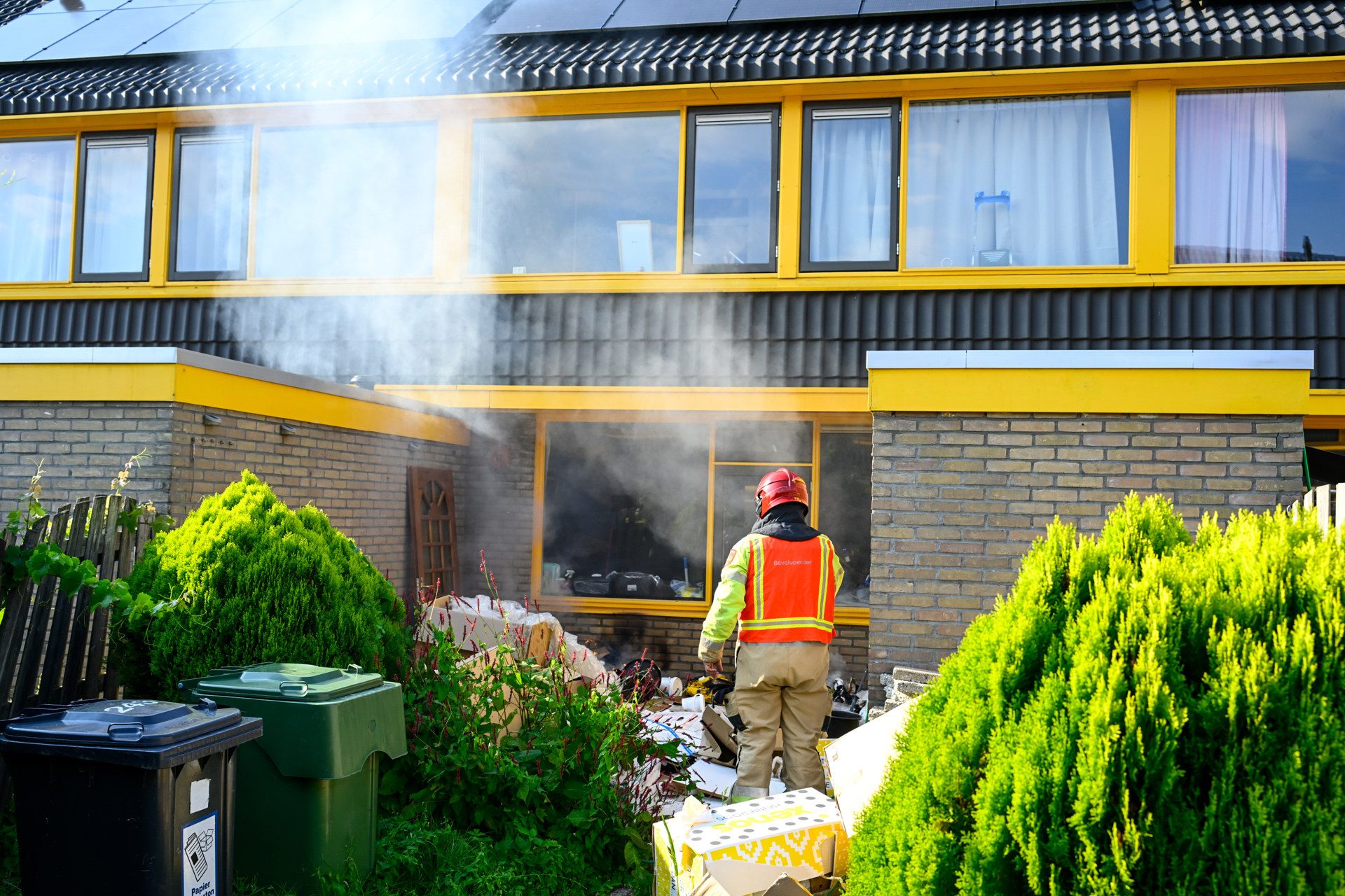 Forse rookschade in woning na brand in afval
