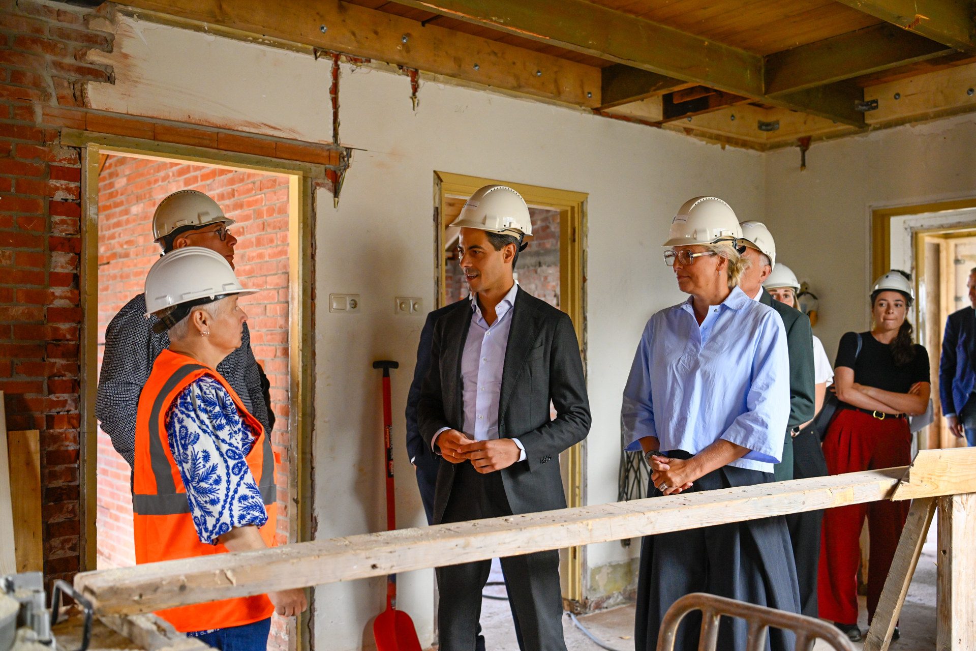 Minister-president bekijkt herstel en versterking van woningen