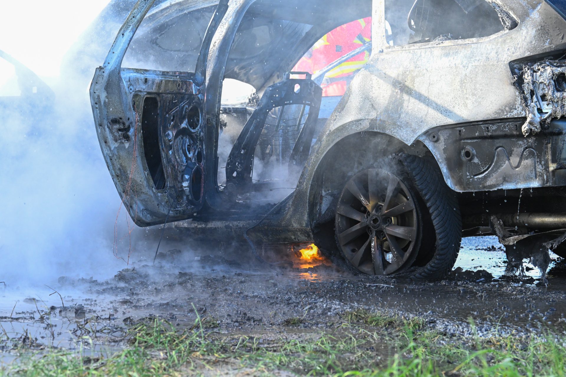Taxi volledig in vlammen op