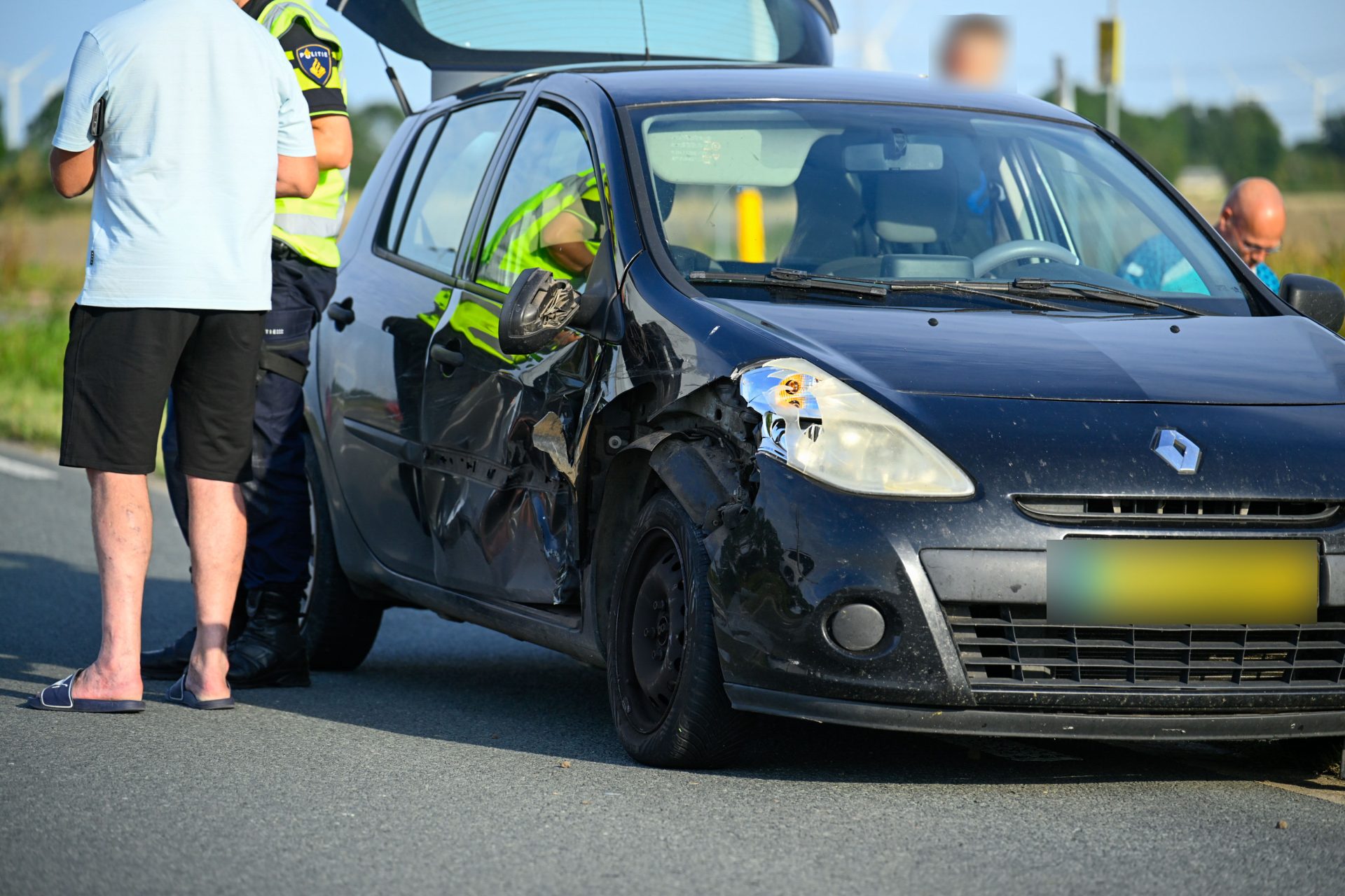 Twee auto’s botsen, meerdere betrokkenen nagekeken