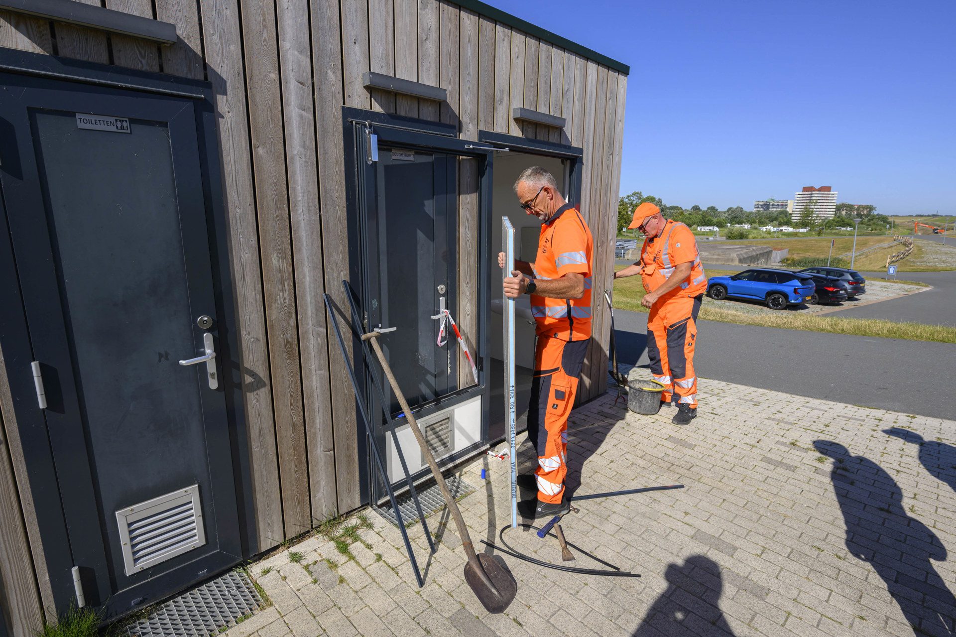 Jongeren steken vuurwerk af in toilet en blazen toiletbril aan stukken