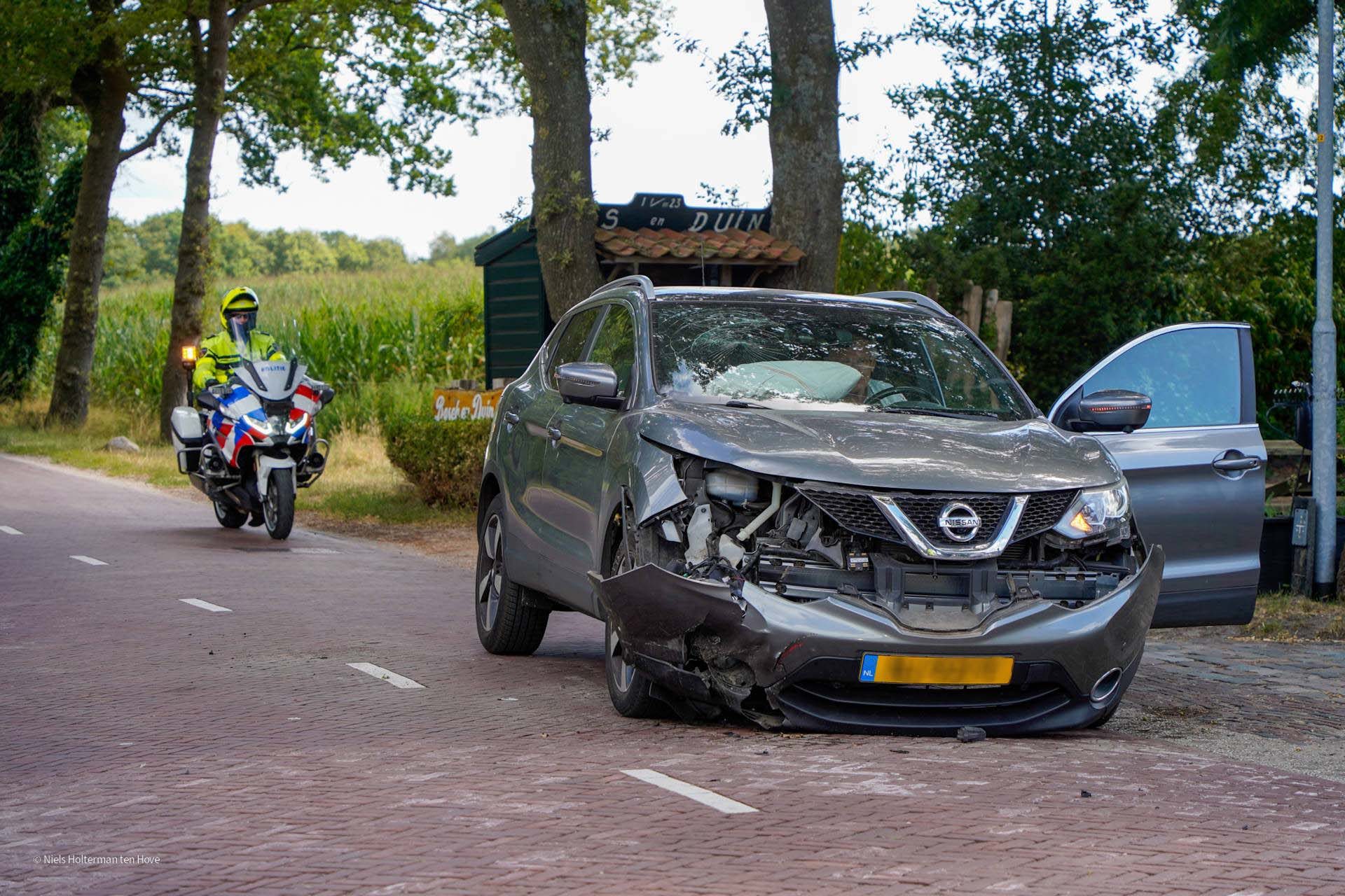 Trekker en auto botsen frontaal, voertuig total loss gesleept