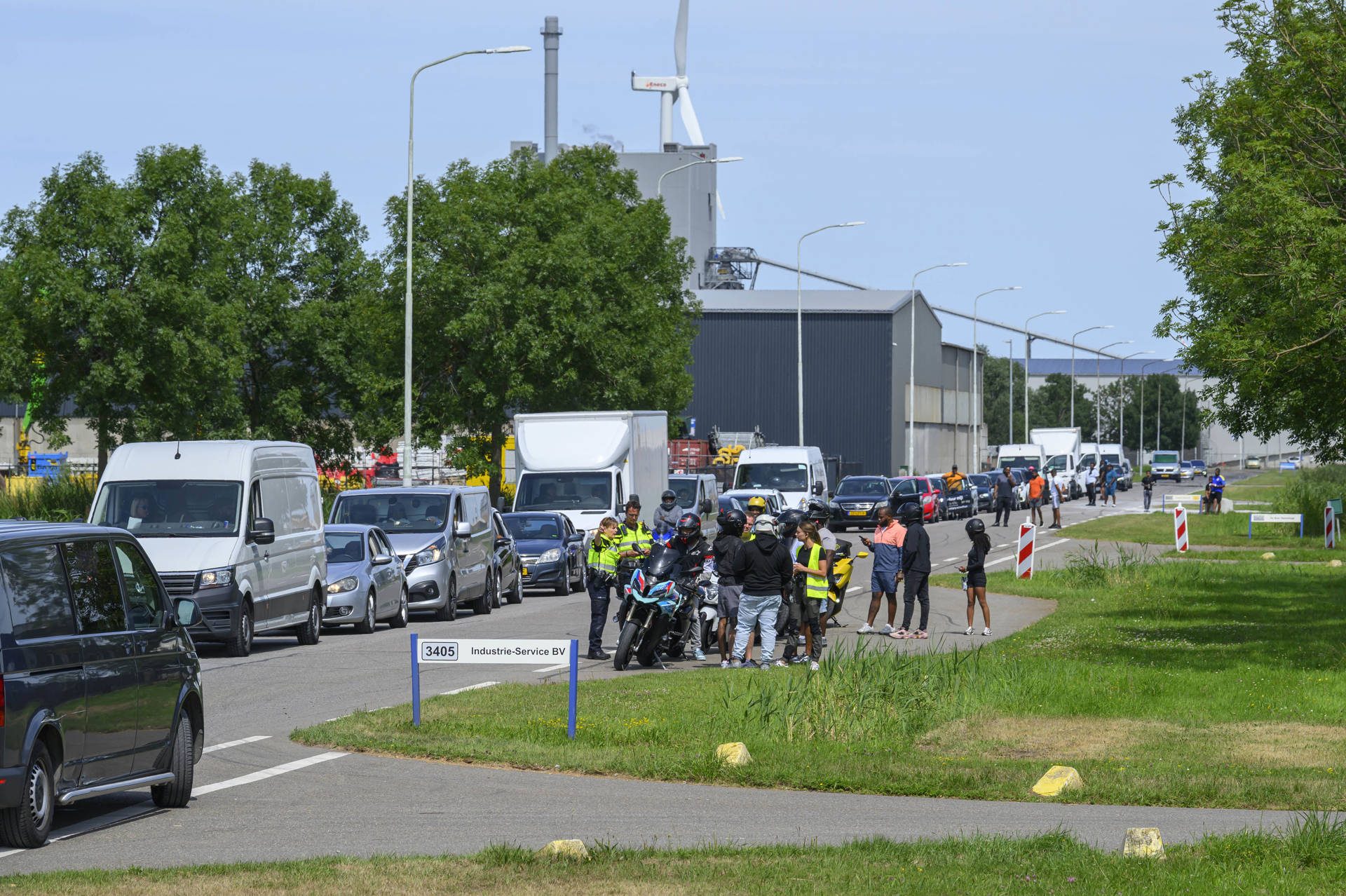 Politie grijpt in bij grote meeting met tientallen voertuigen