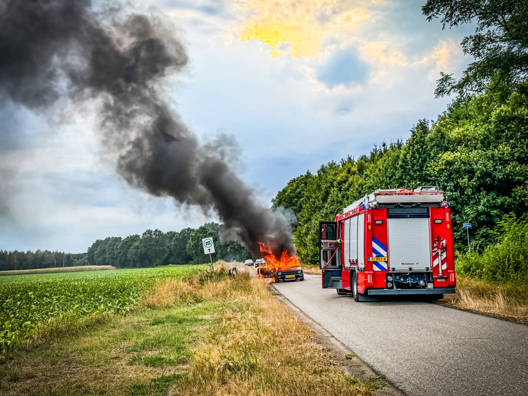 Auto volledig in brand