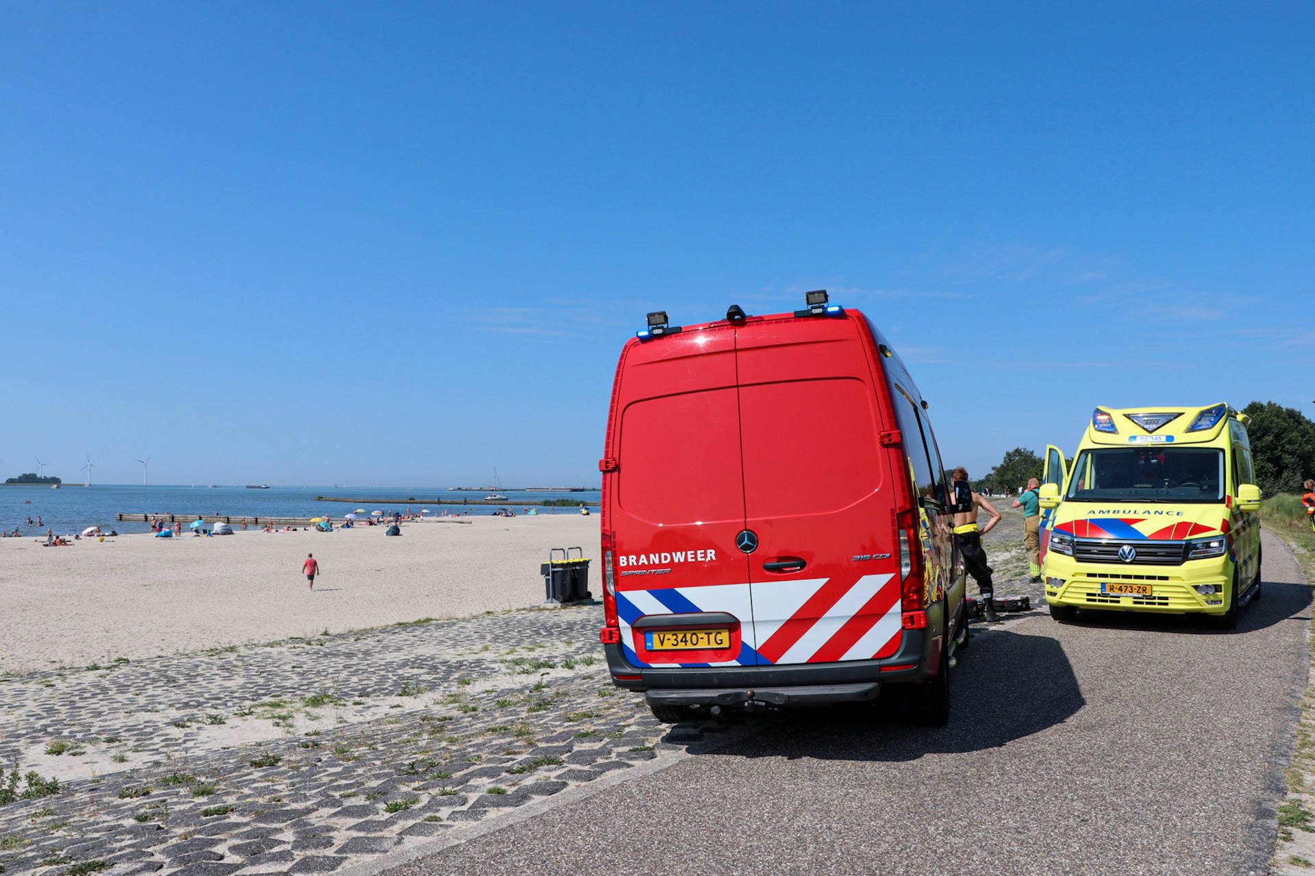Grote inzet na melding persoon te water