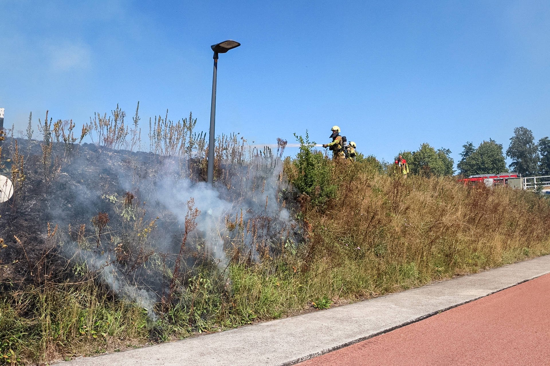 Rook van bermbrand trekt over snelweg