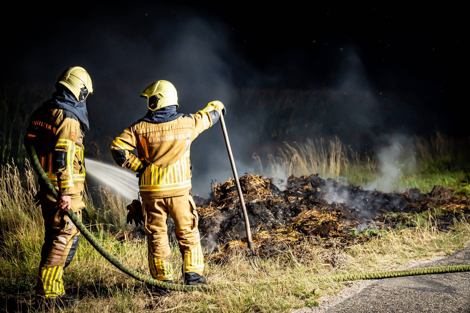 Twee hooibalen kort na elkaar in brand, brandstichting niet uitgesloten