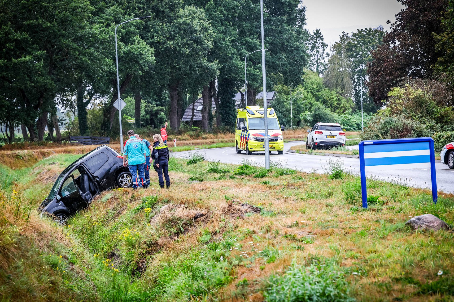 Auto belandt in greppel door glad wegdek