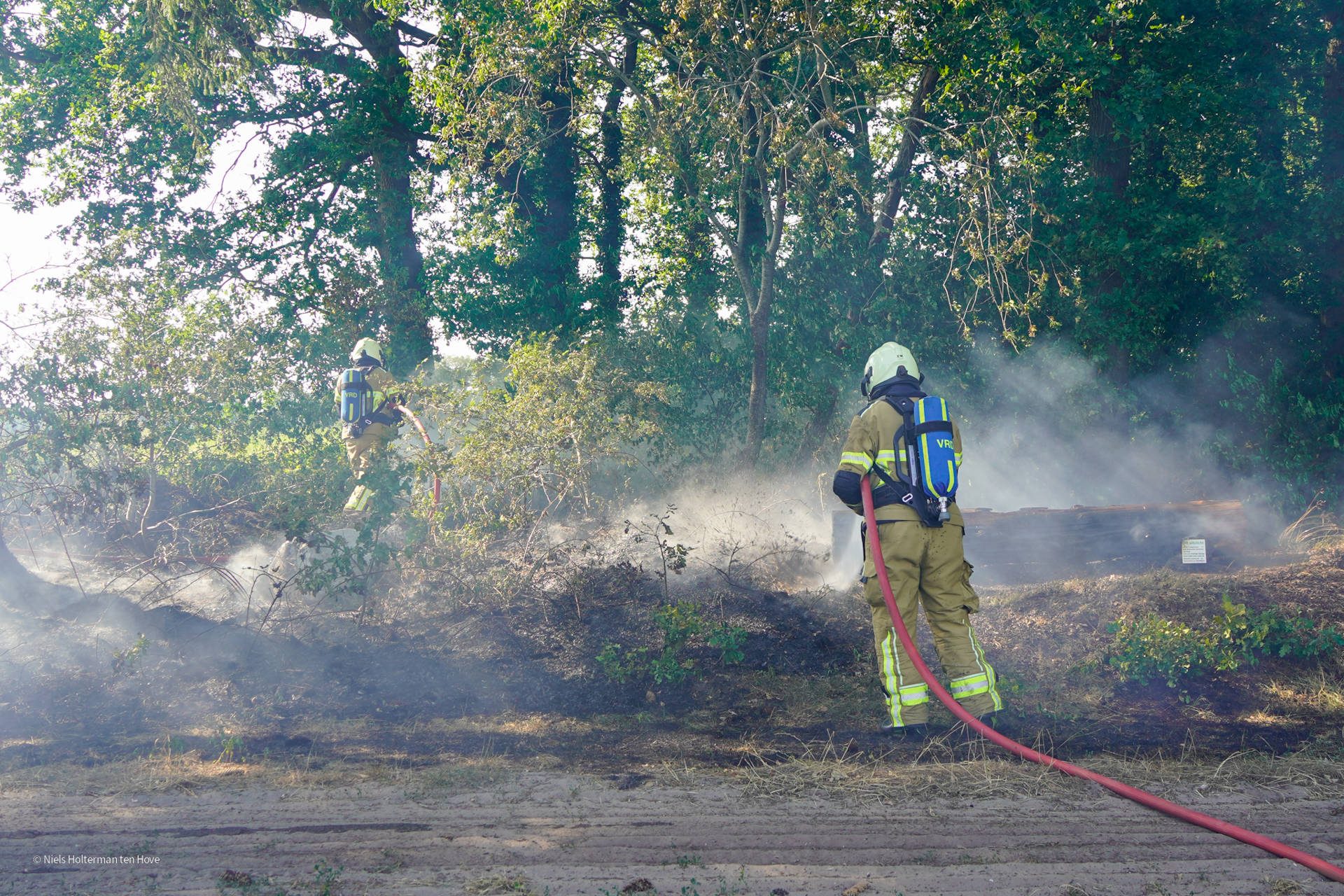 Flinke brandweerinzet na melding van bermbrand