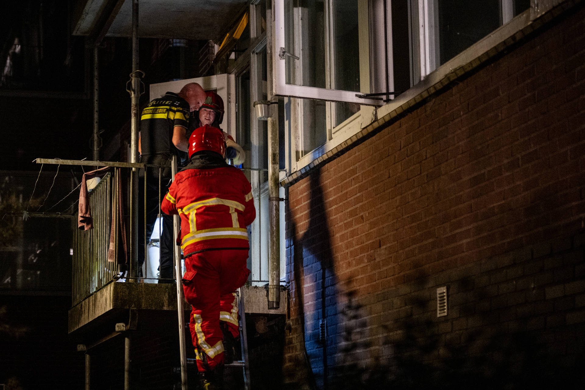 Pan vliegt in brand en zet flatwoning in rook