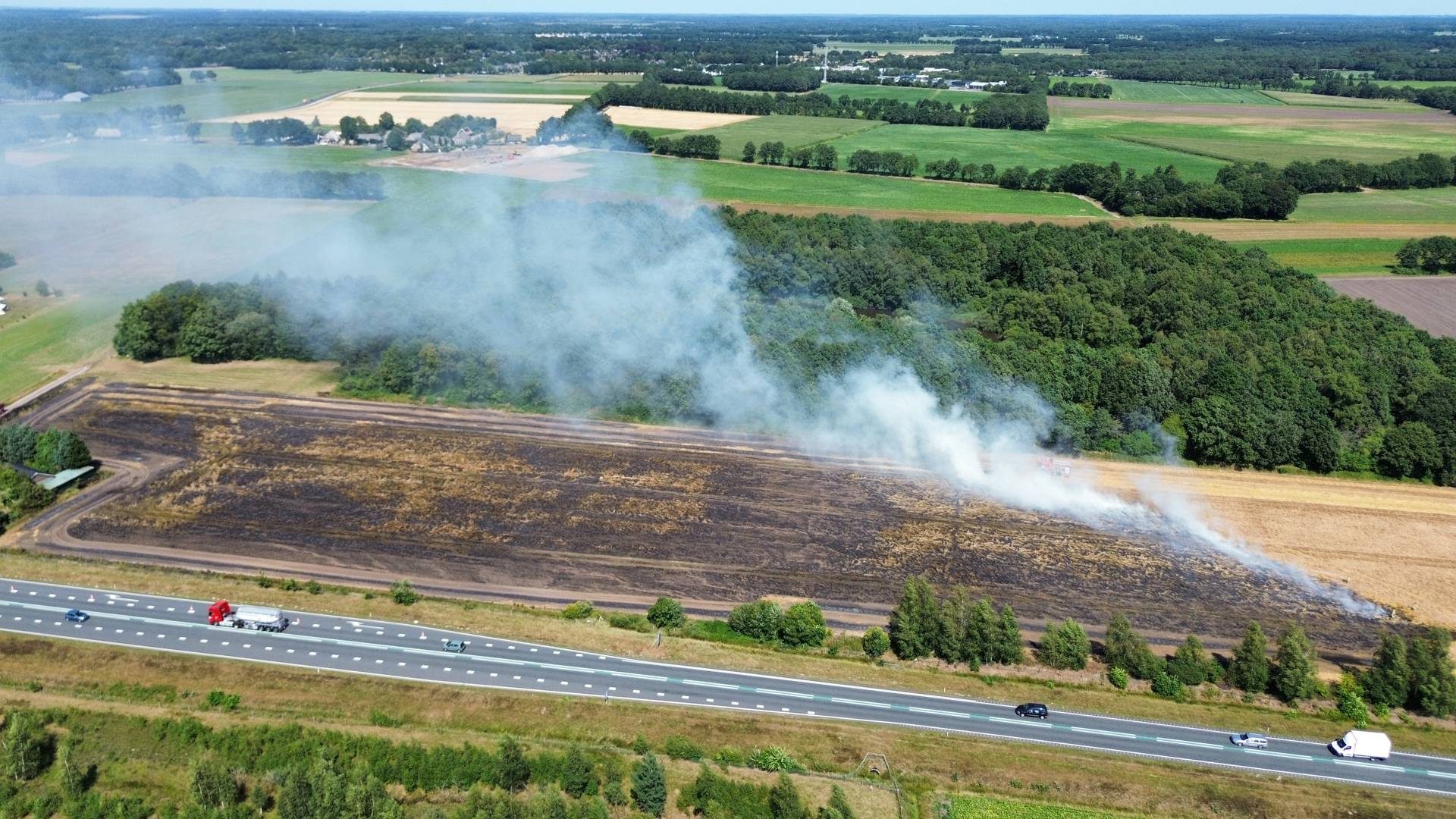 Veel rookontwikkeling bij flinke akkerbrand