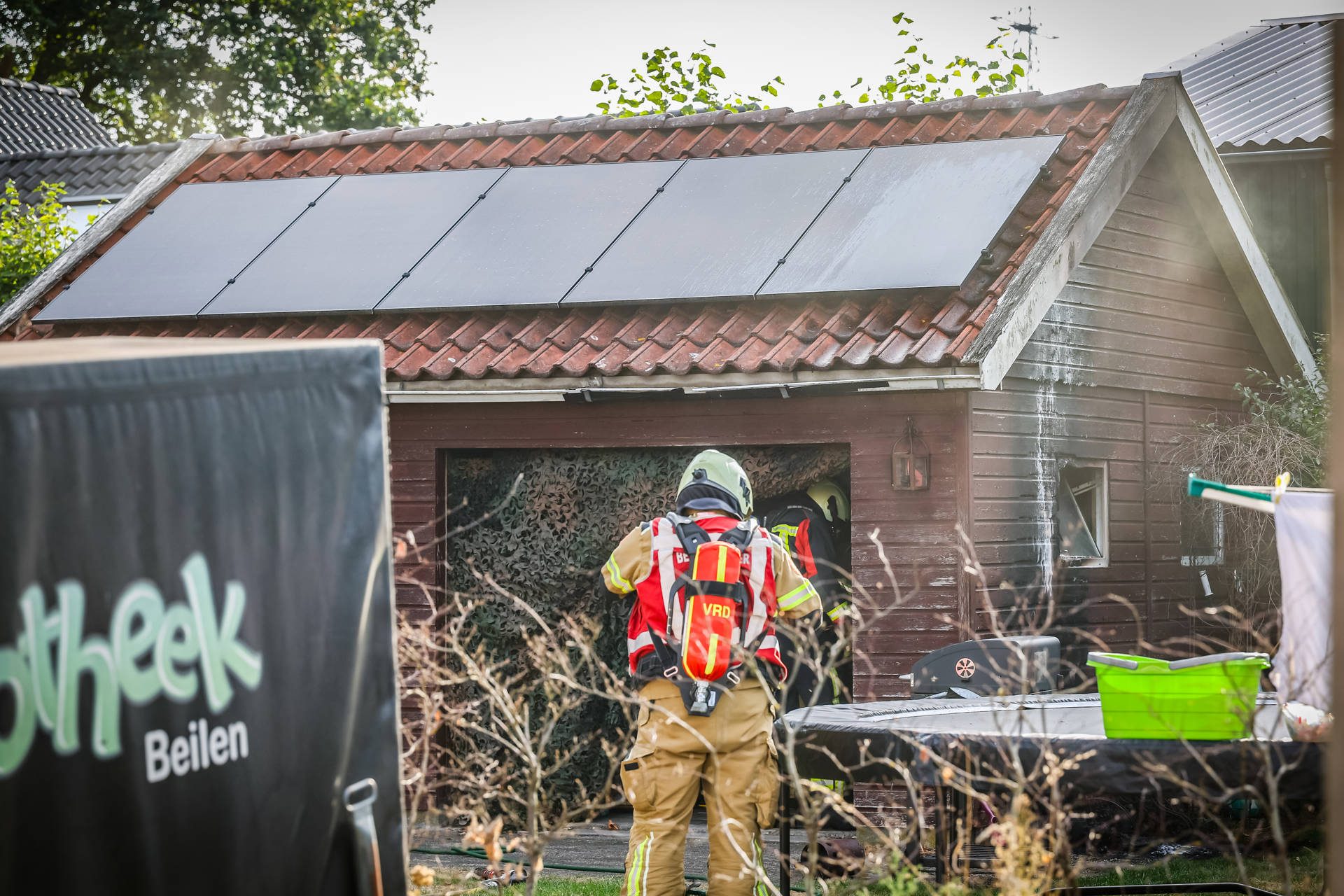Buurtbewoners blussen brand bij schuurtje