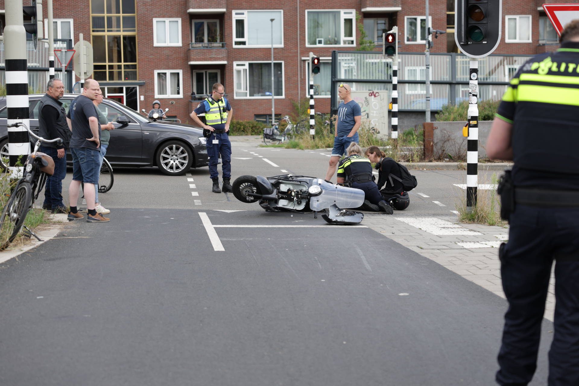 Automobilist en scooterrijder botsen, scooterrijder raakt gewond