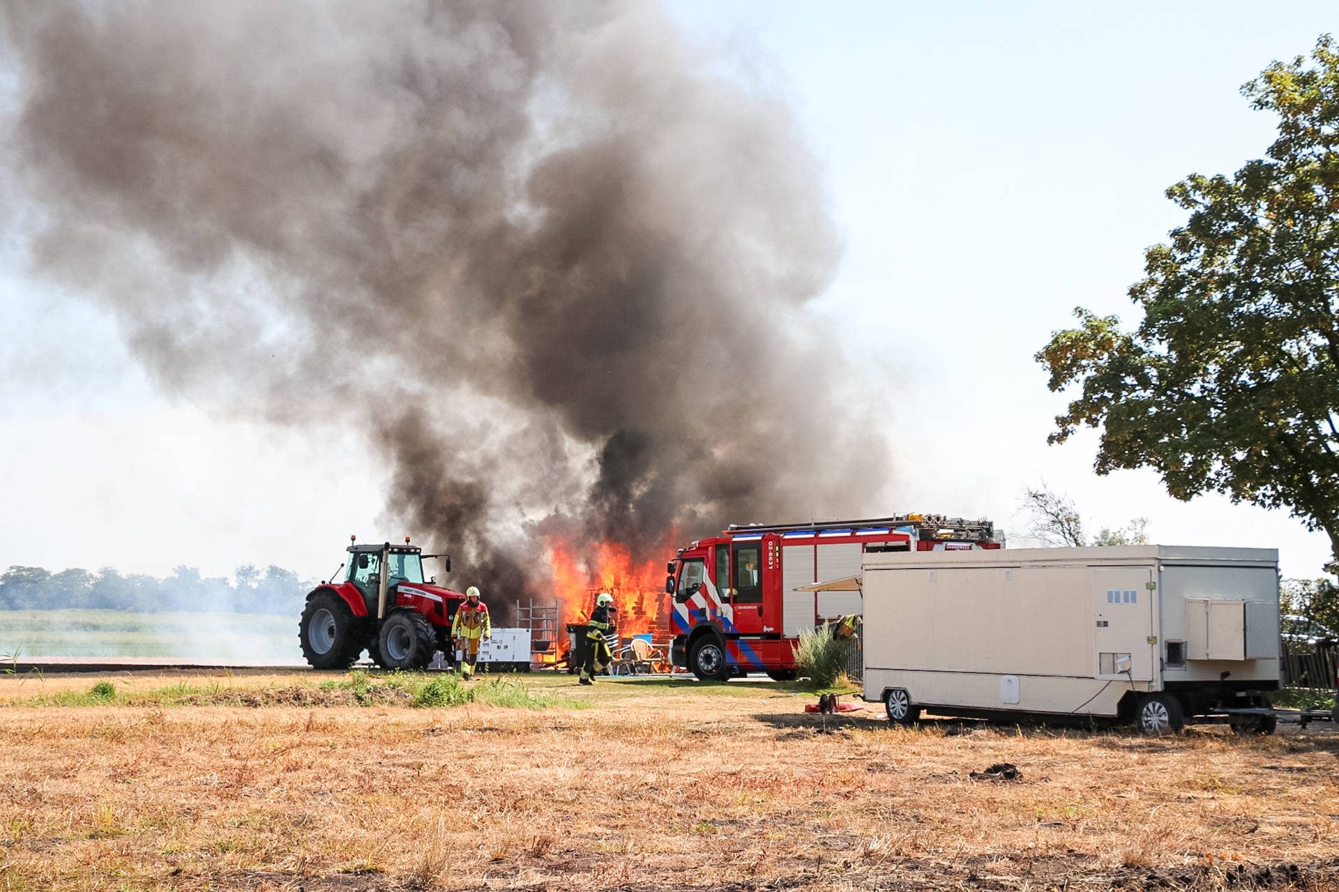Uitslaande brand slaat over naar graanveld