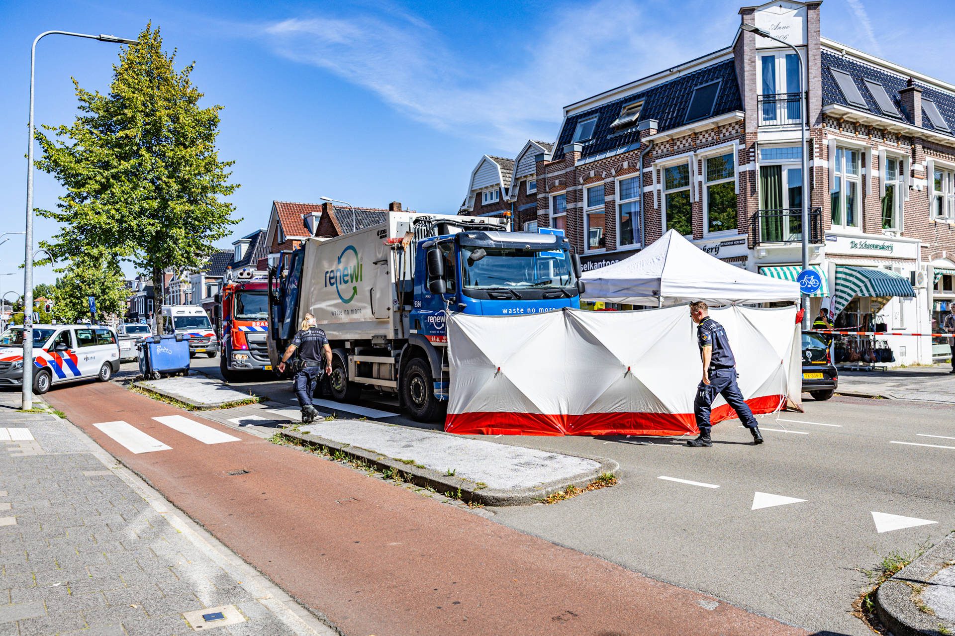 Voetganger zwaargewond na aanrijding met vuilniswagen op zebrapad