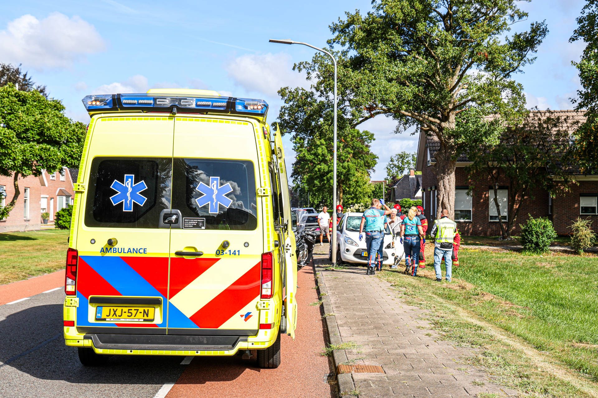 Auto raakt van de weg en knalt tegen boom