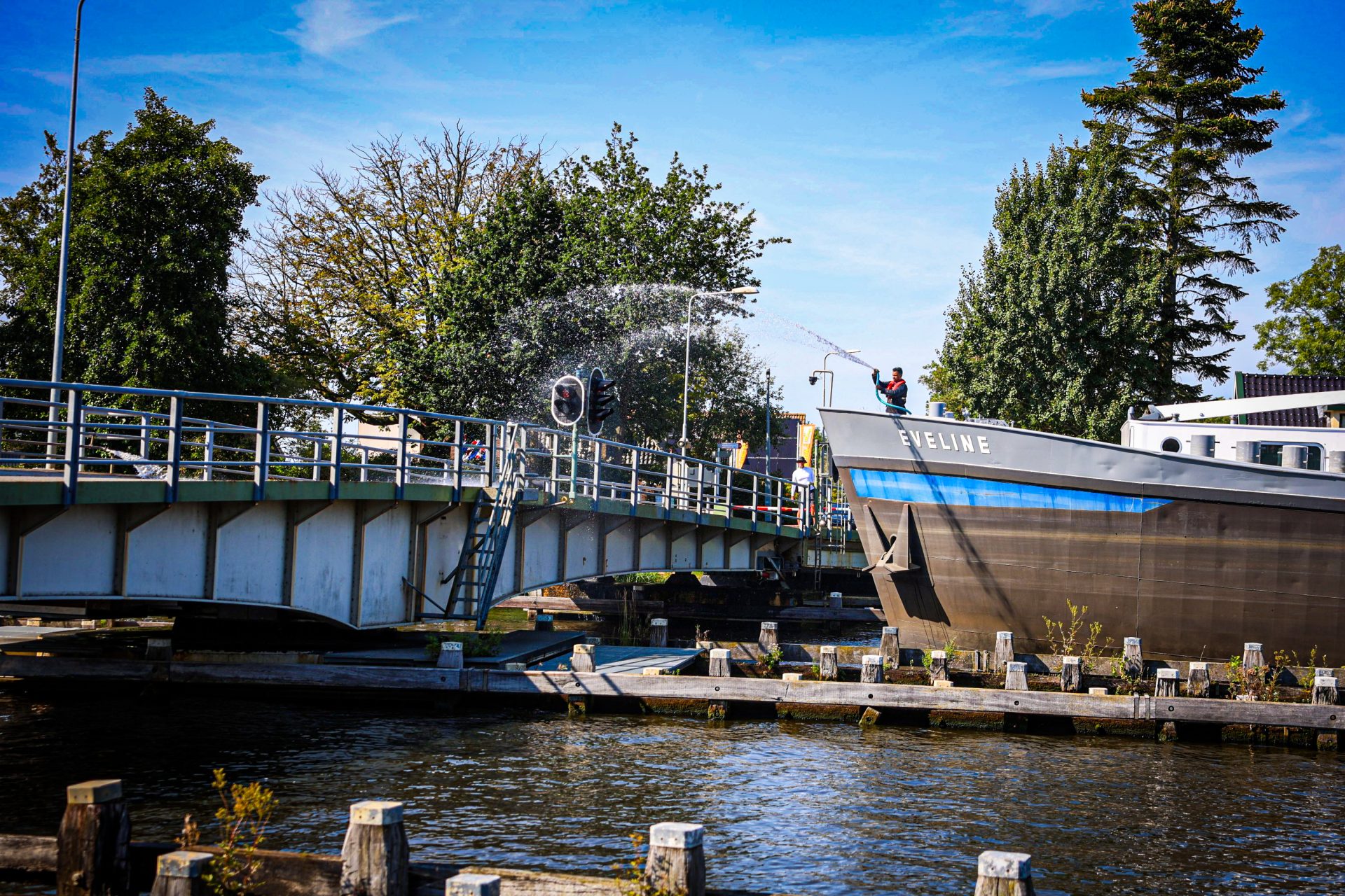 Brug opnieuw in storing door hoge temperaturen, schippers spuiten brug nat