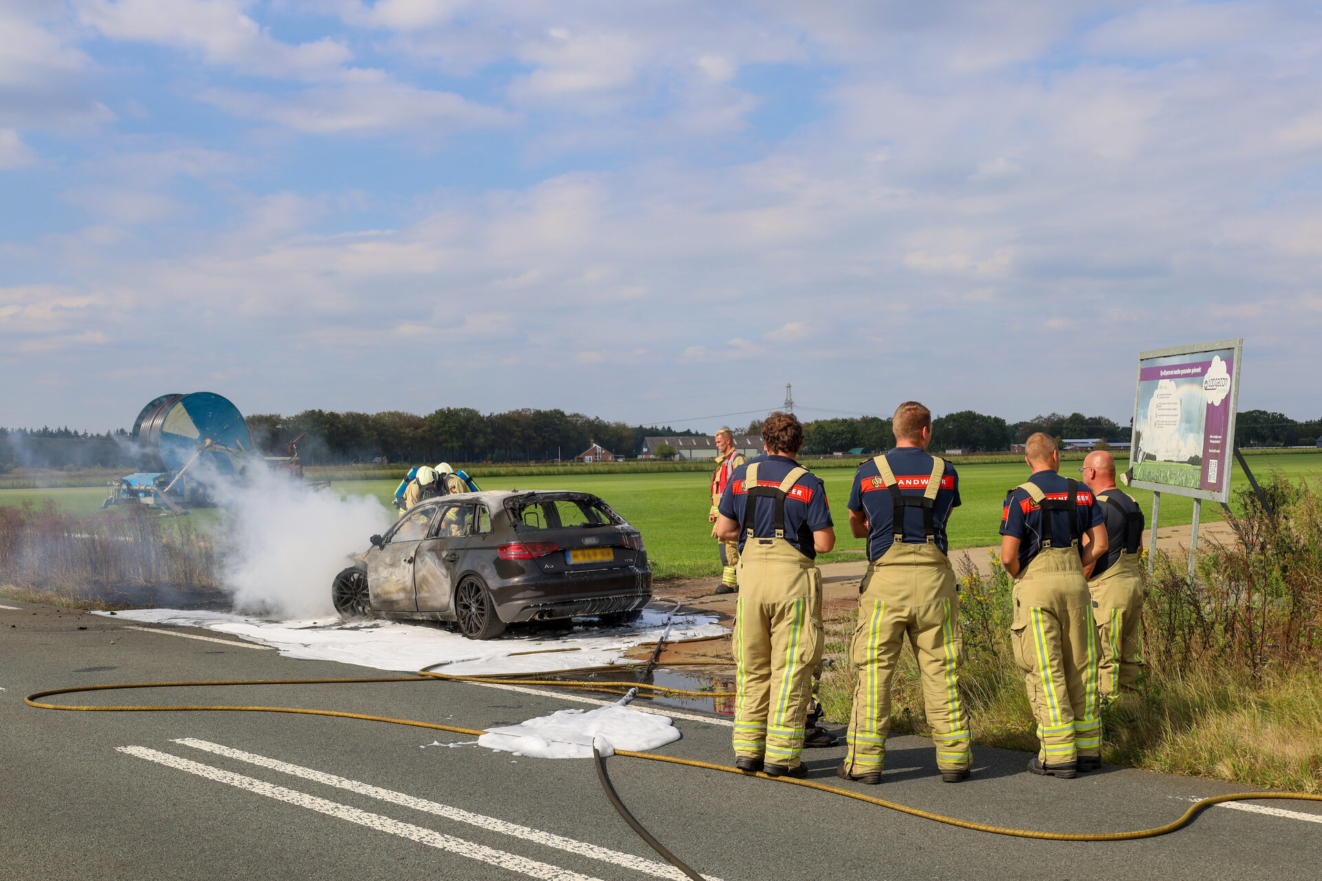 Auto volledig uitgebrand tijdens rijden