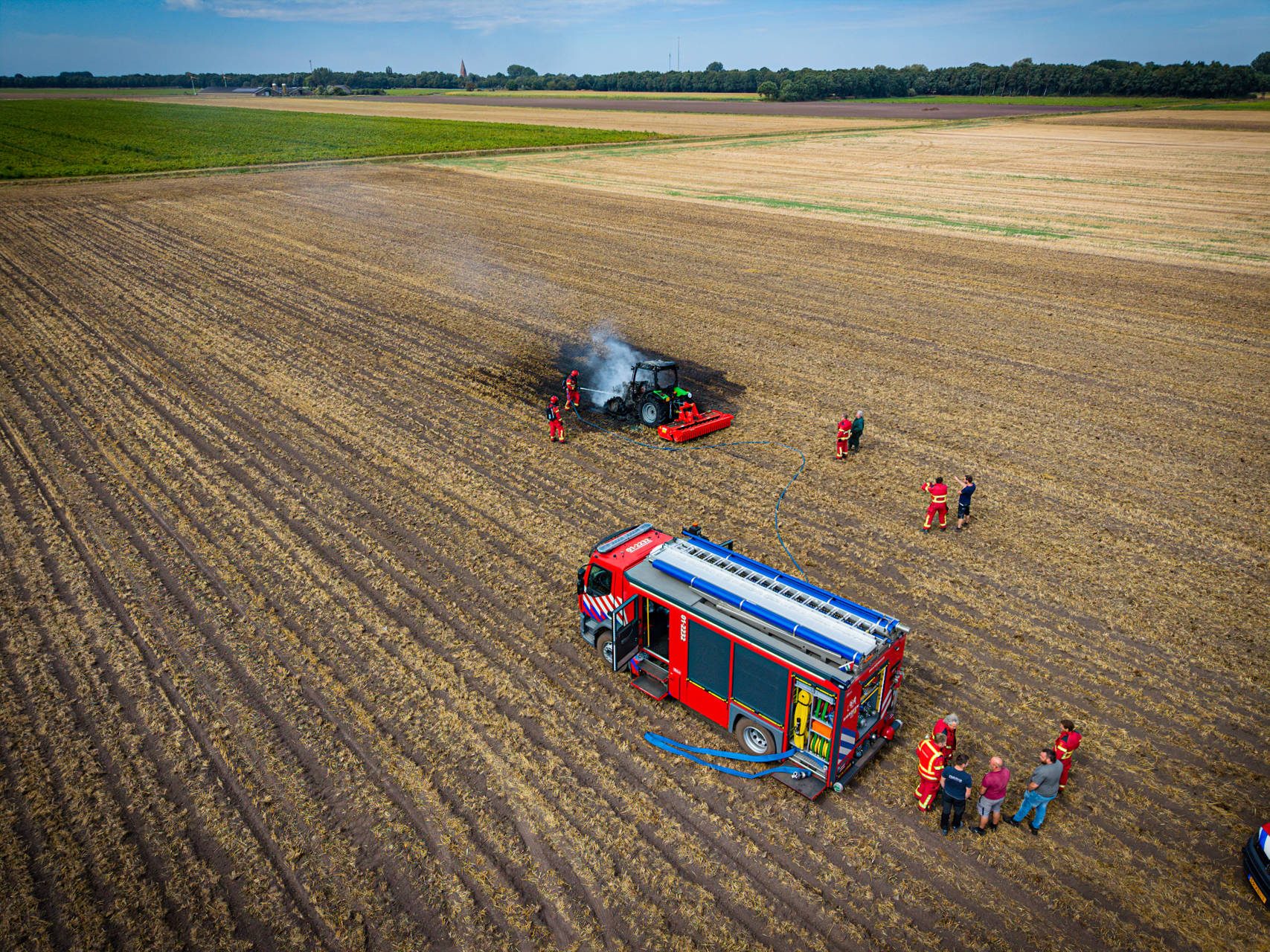 Tractor vliegt volledig in brand tijdens werkzaamheden op het veld