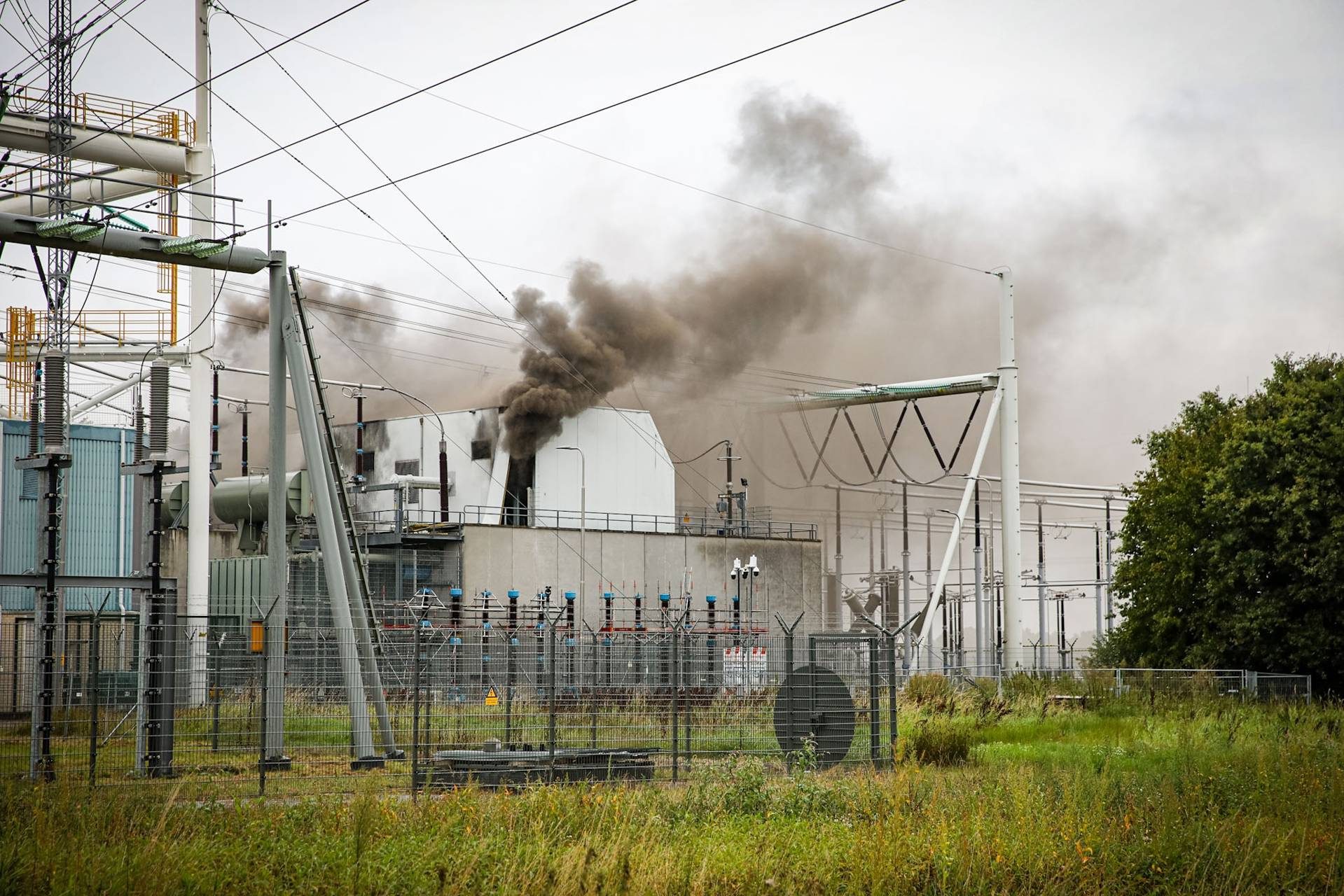 Grote zwarte rookwolken bij brand in hoogspanningsstation