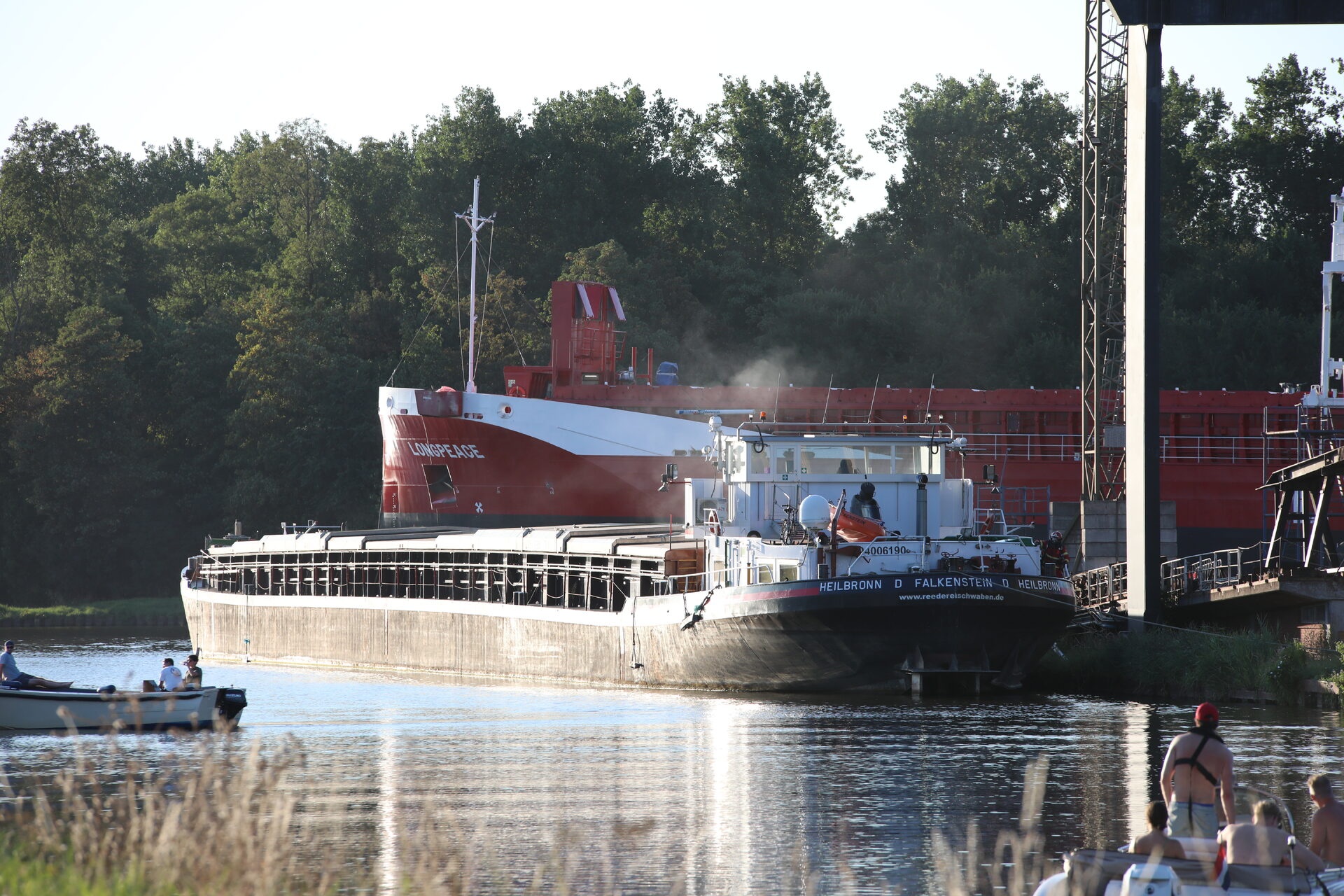 Uitslaande brand uitgebroken op binnenvaartschip