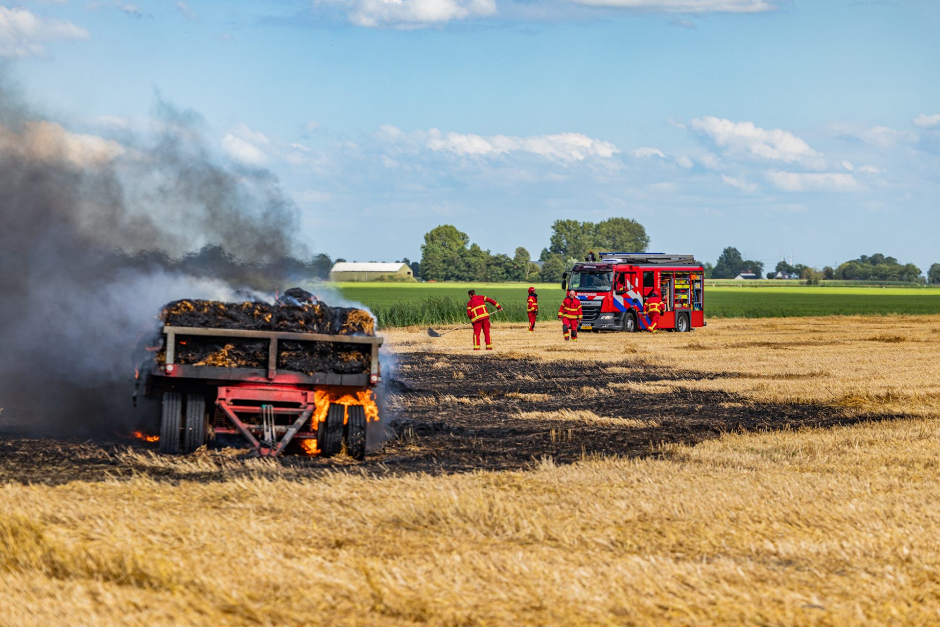 Weiland en aanhanger in brand tijdens ophalen strobalen