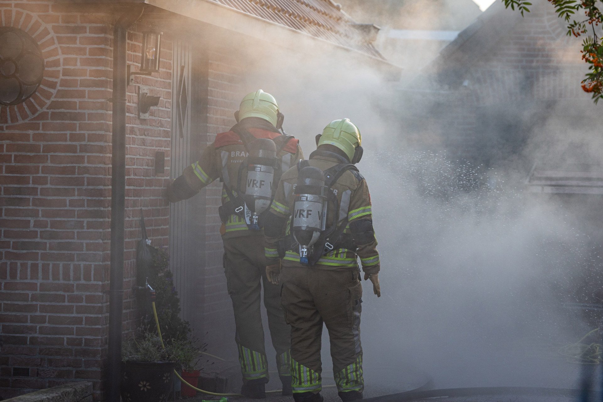 Vaatwasser vliegt in brand in woning