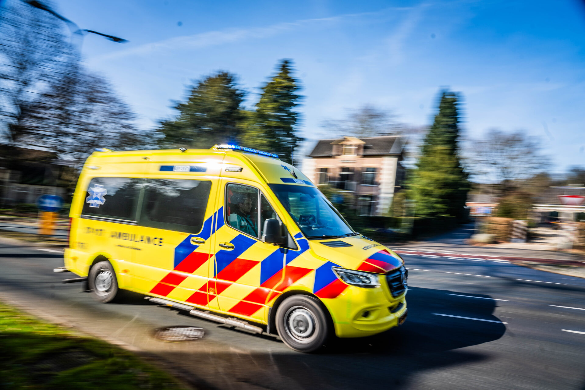 Bedrijfswagen botst frontaal op zwangere vrouw, ongeboren baby overleeft het niet