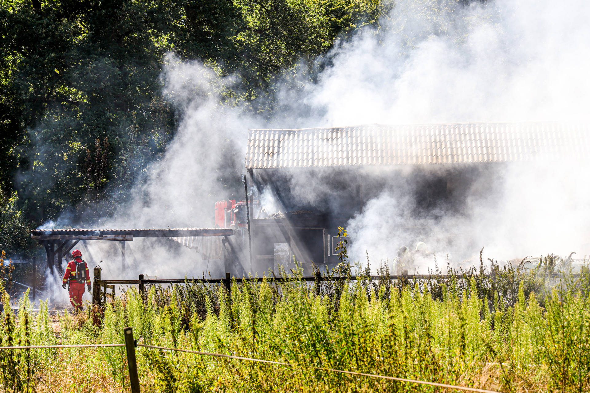 Vuur breekt uit bij hooibalen en slaat over naar paardenstal