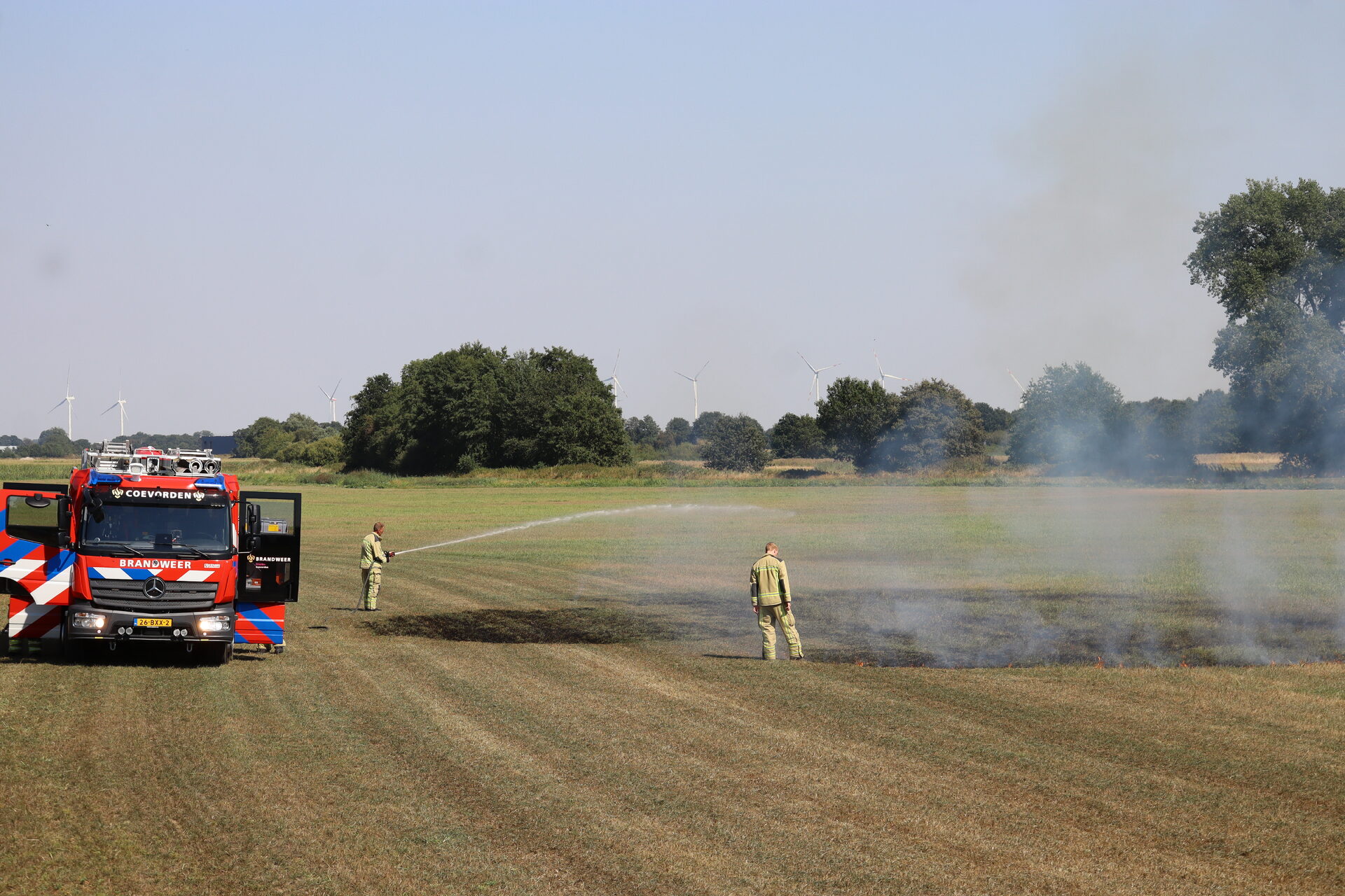 Brandweer rukt groots uit voor brand in weiland