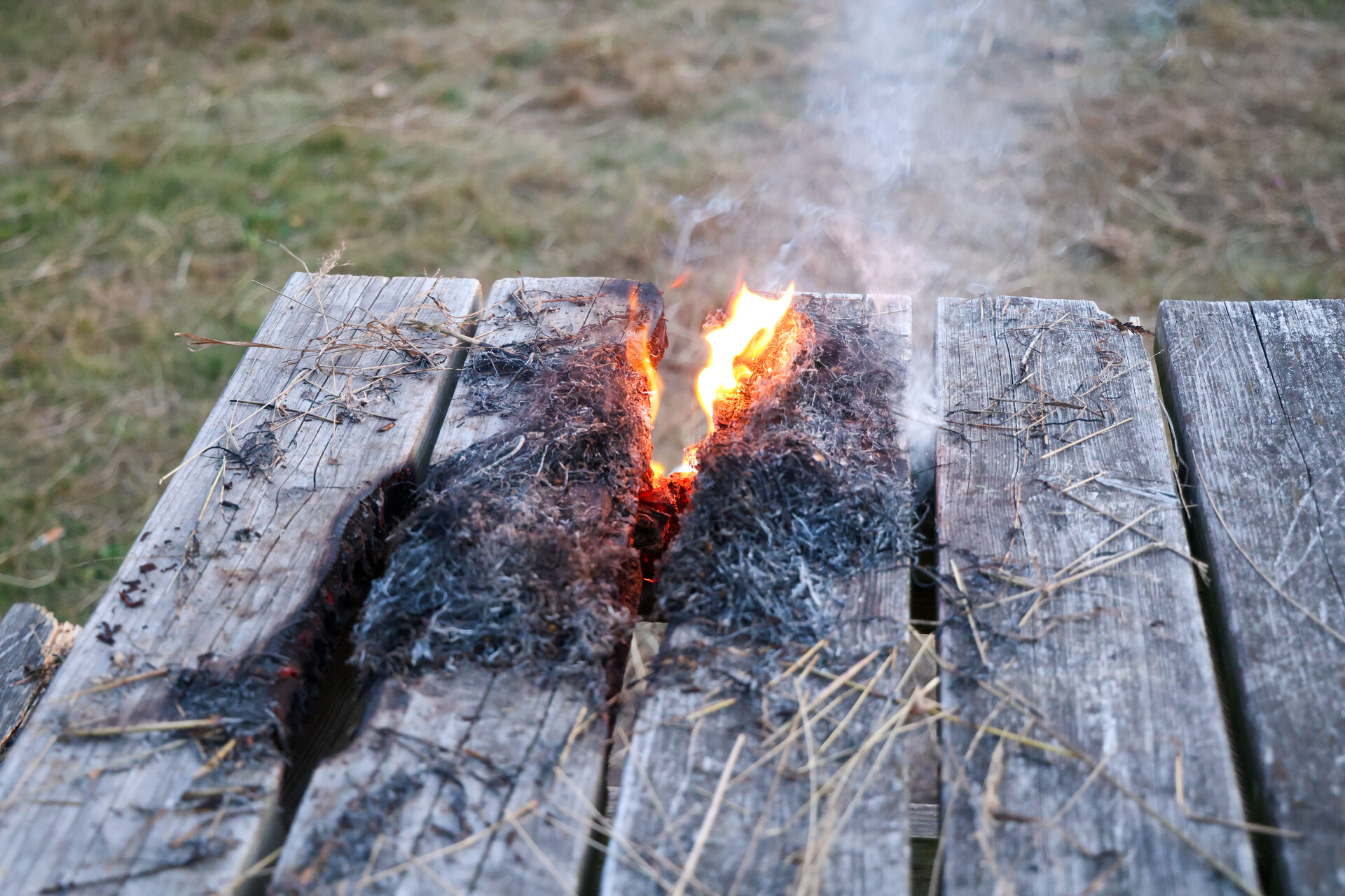 Picknicktafel vliegt in brand in natuurgebied