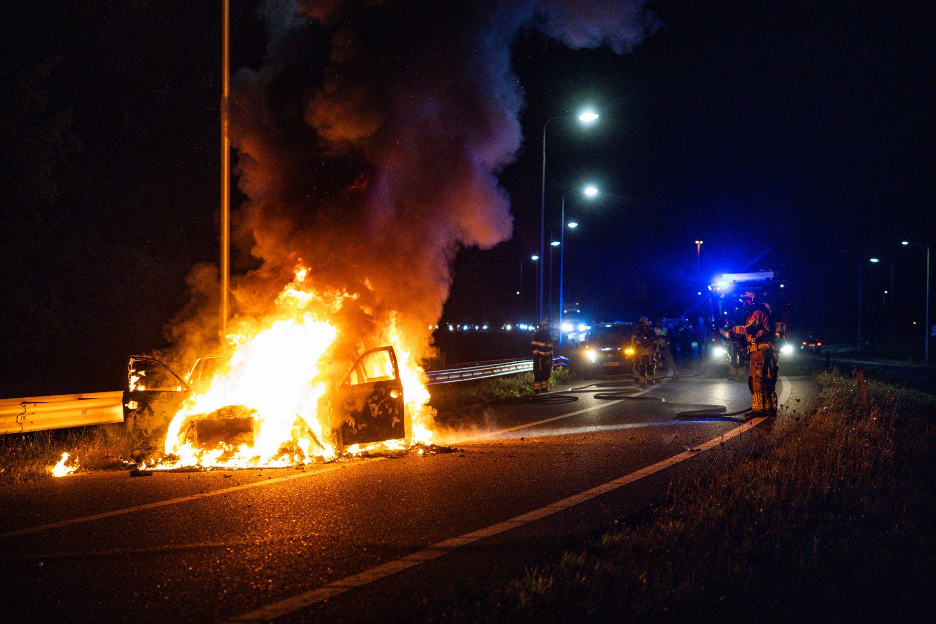 Auto in lichterlaaie op snelweg in Heerenveen