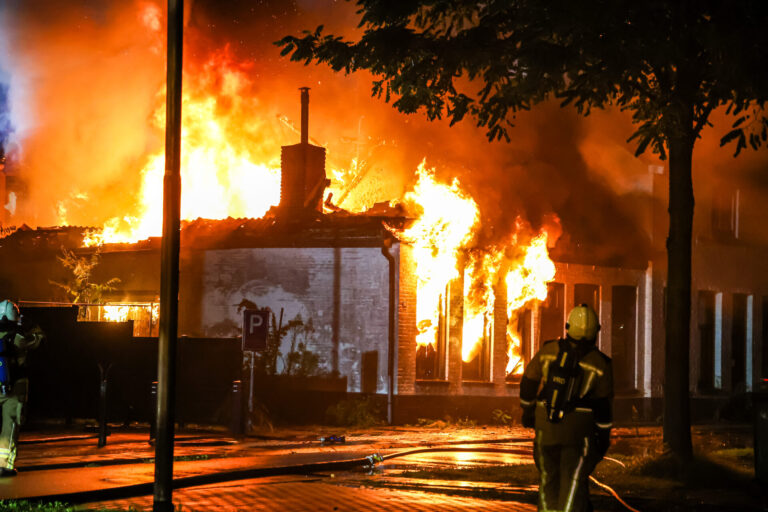 Grote uitslaande brand verwoest leegstaande woning