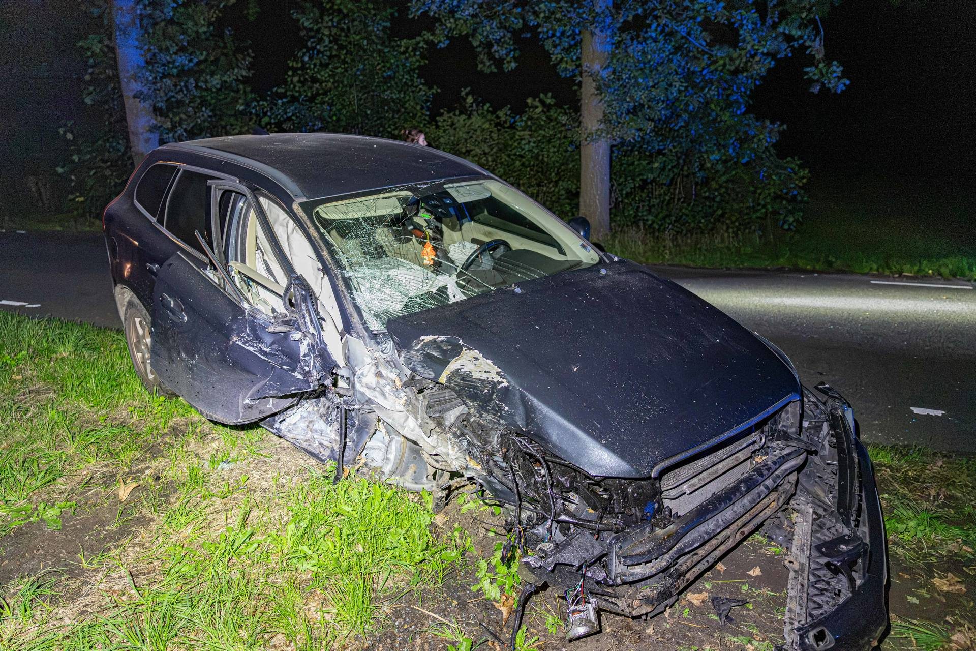 Auto zwaar beschadigd na crash tegen bomen, bestuurder spoorloos