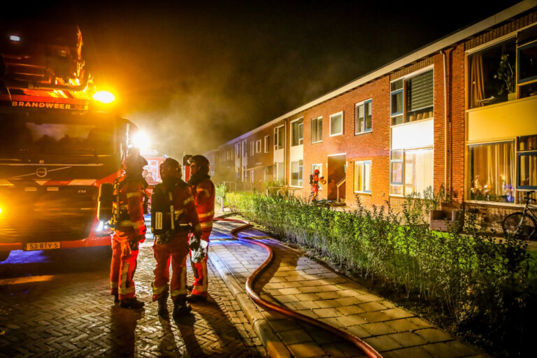 Slaapkamer vliegt in brand, woningen ontruimd