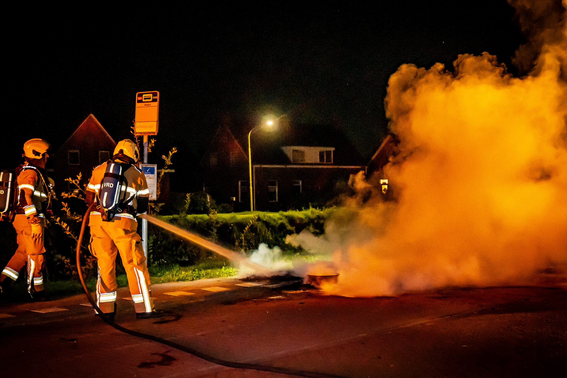 Gebouwbrand blijft brandende autoband