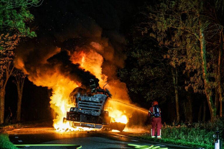 Hakselaar volledig uitgebrand, weg afgesloten voor verkeer