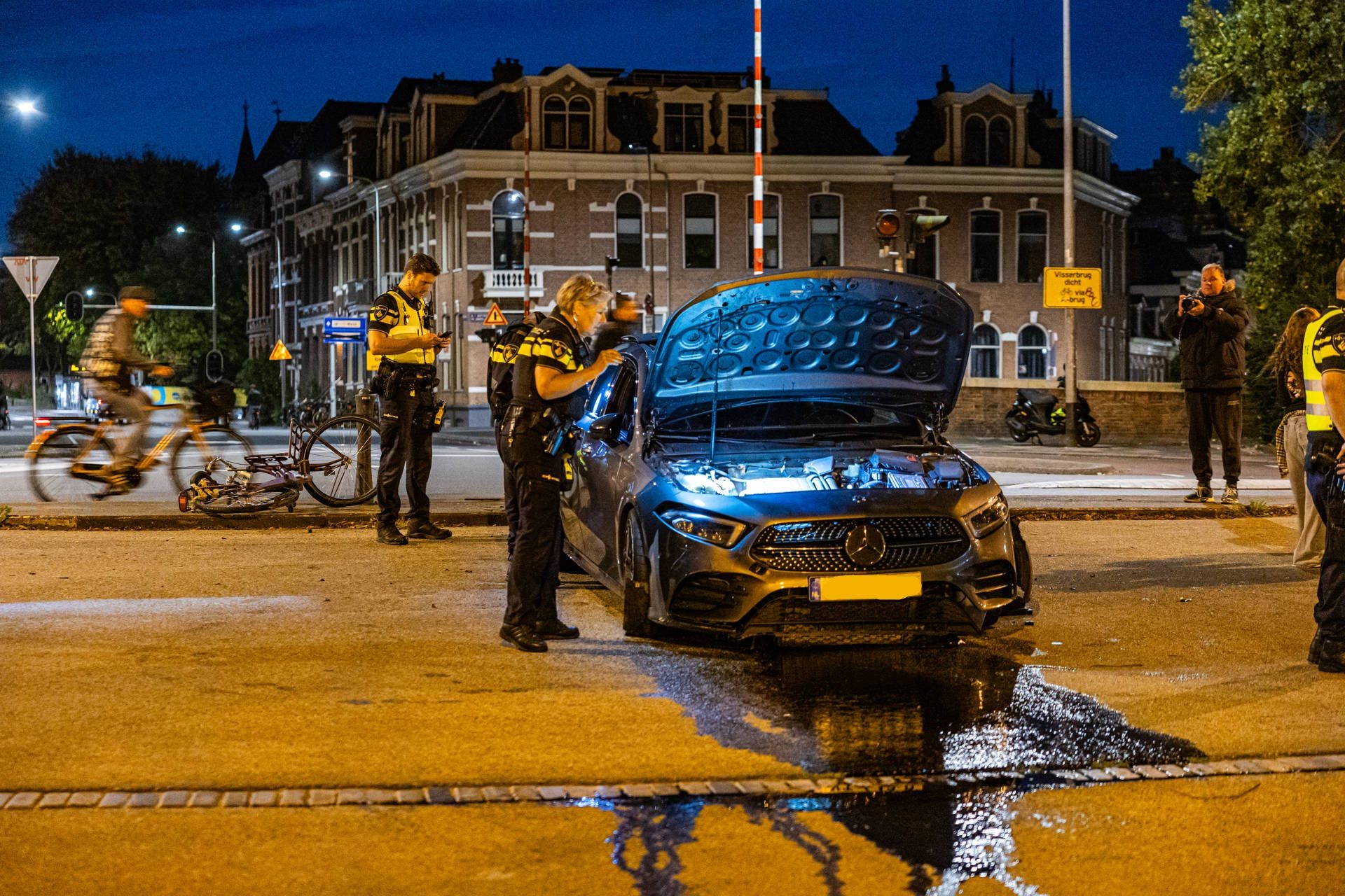 Auto zwaar beschadigd na botsing tegen paaltje