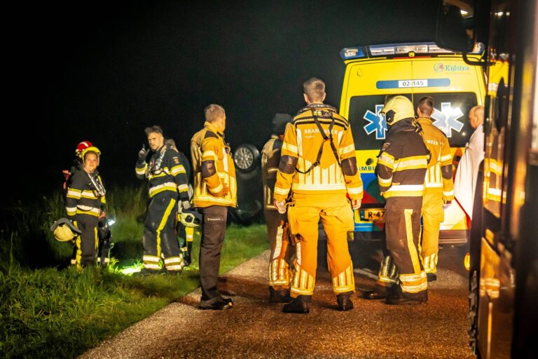 Vrouw zwaargewond na auto te water, hond overleeft ongeval niet