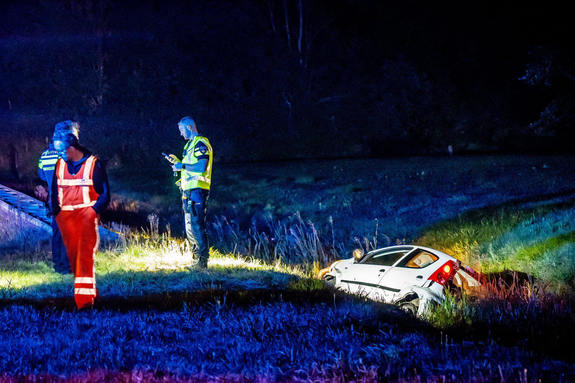 Automobilist verliest macht over stuur en belandt in greppel naast snelweg