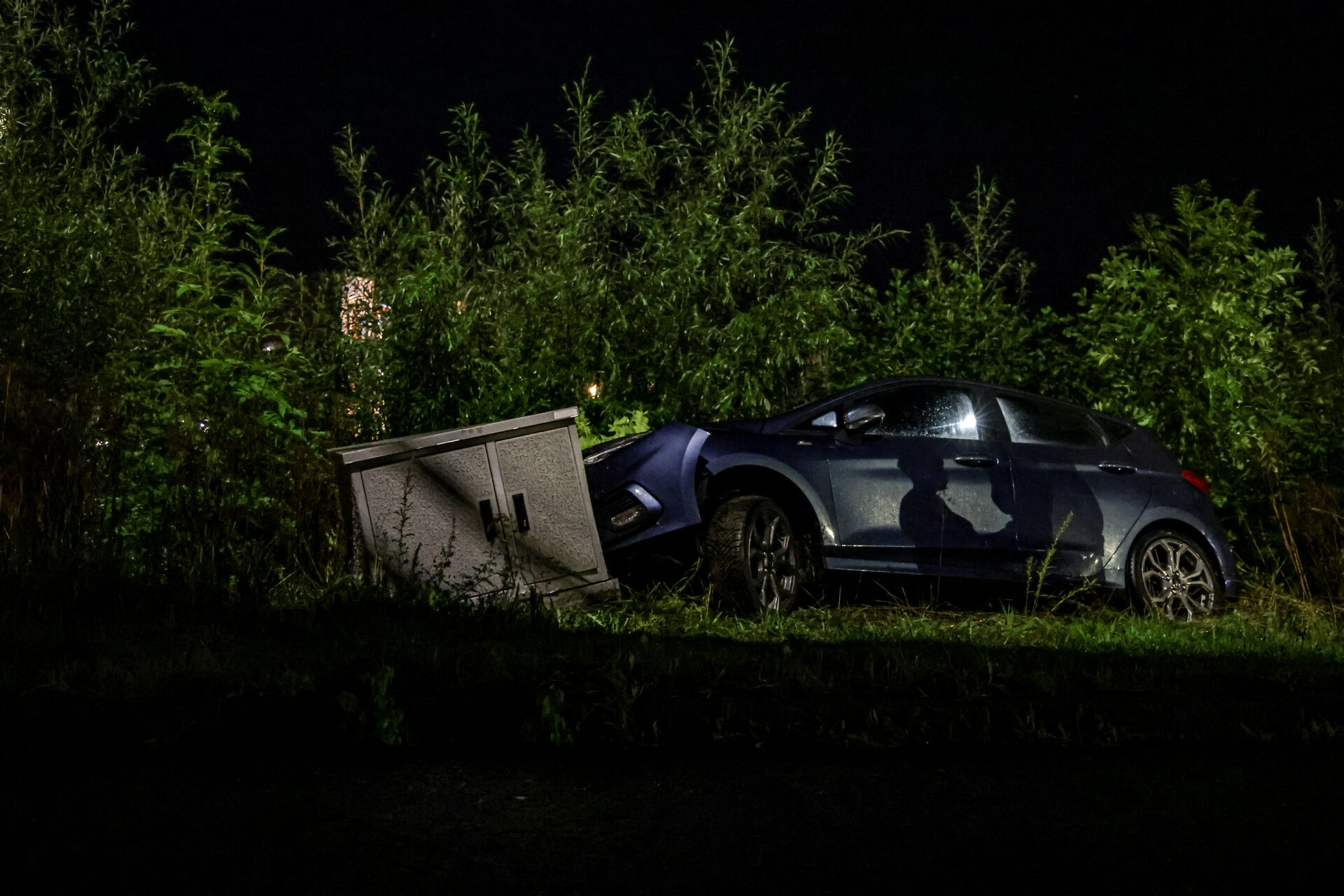 Auto raakt van de weg en botst tegen elektriciteitskast